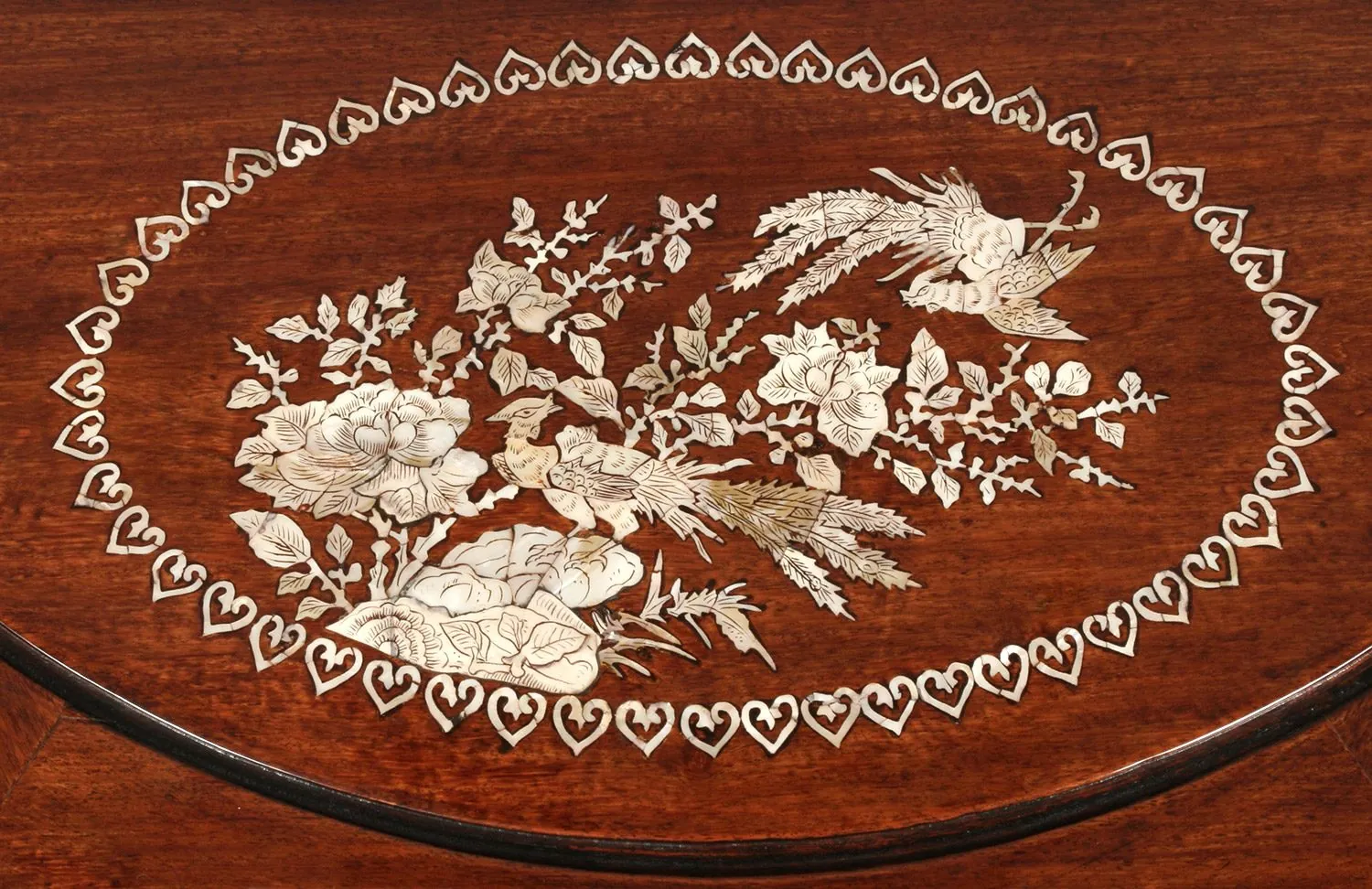 Médaillon marqueté à décor d'oiseaux incrusté
