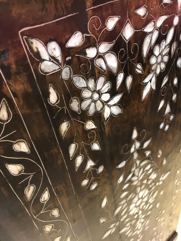Armoire laquée à décor floral de nacre