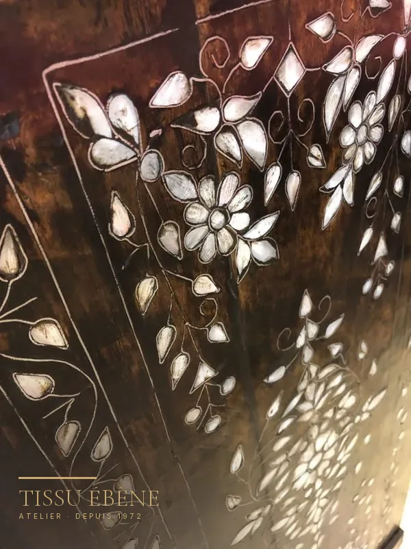 Armoire laquée à décor floral de nacre