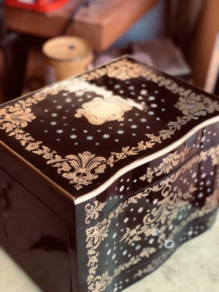 Coffret ancien incrusté de nacre après restauration