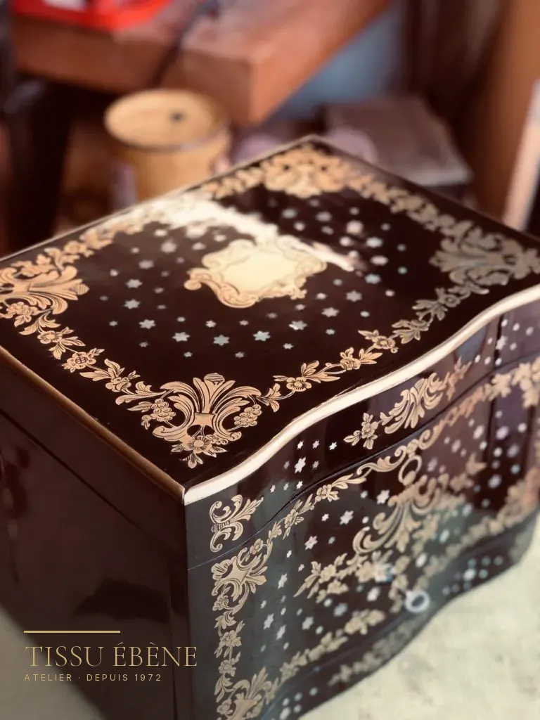 Coffret ancien incrusté de nacre après restauration