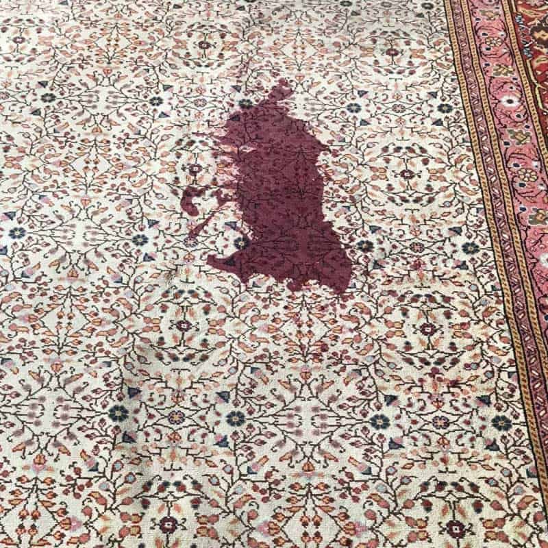 Tache sur un tapis avant détachage