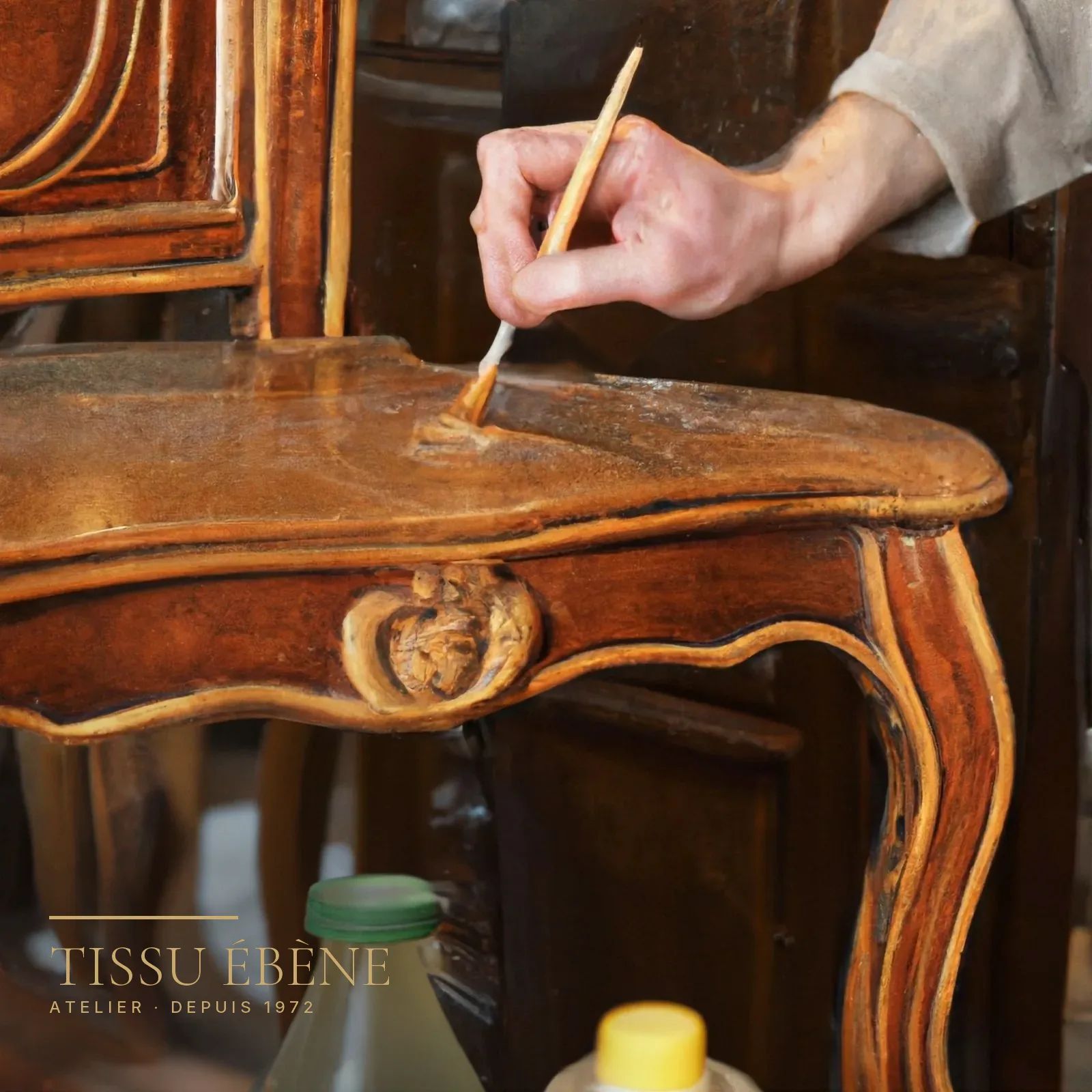 Raccord de teinte sur une table Louis XV marquetée