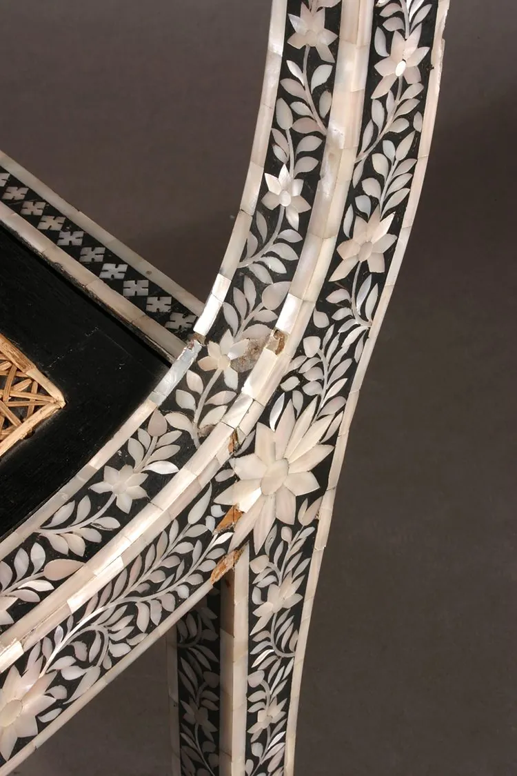Montant de chaise nacrée aux motifs floraux restaurés