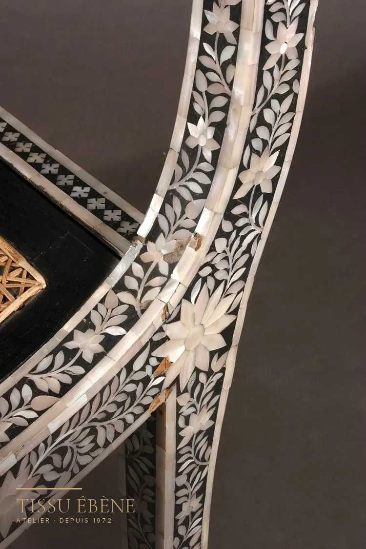 Montant de chaise nacrée aux motifs floraux restaurés