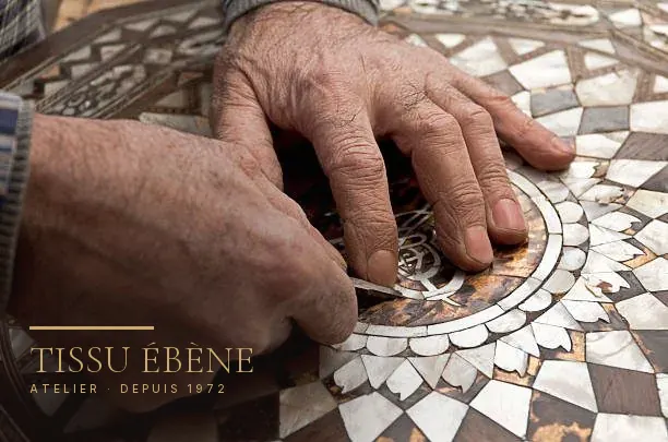 Artisan recollant les tesselles de nacre d’un plateau marqueté
