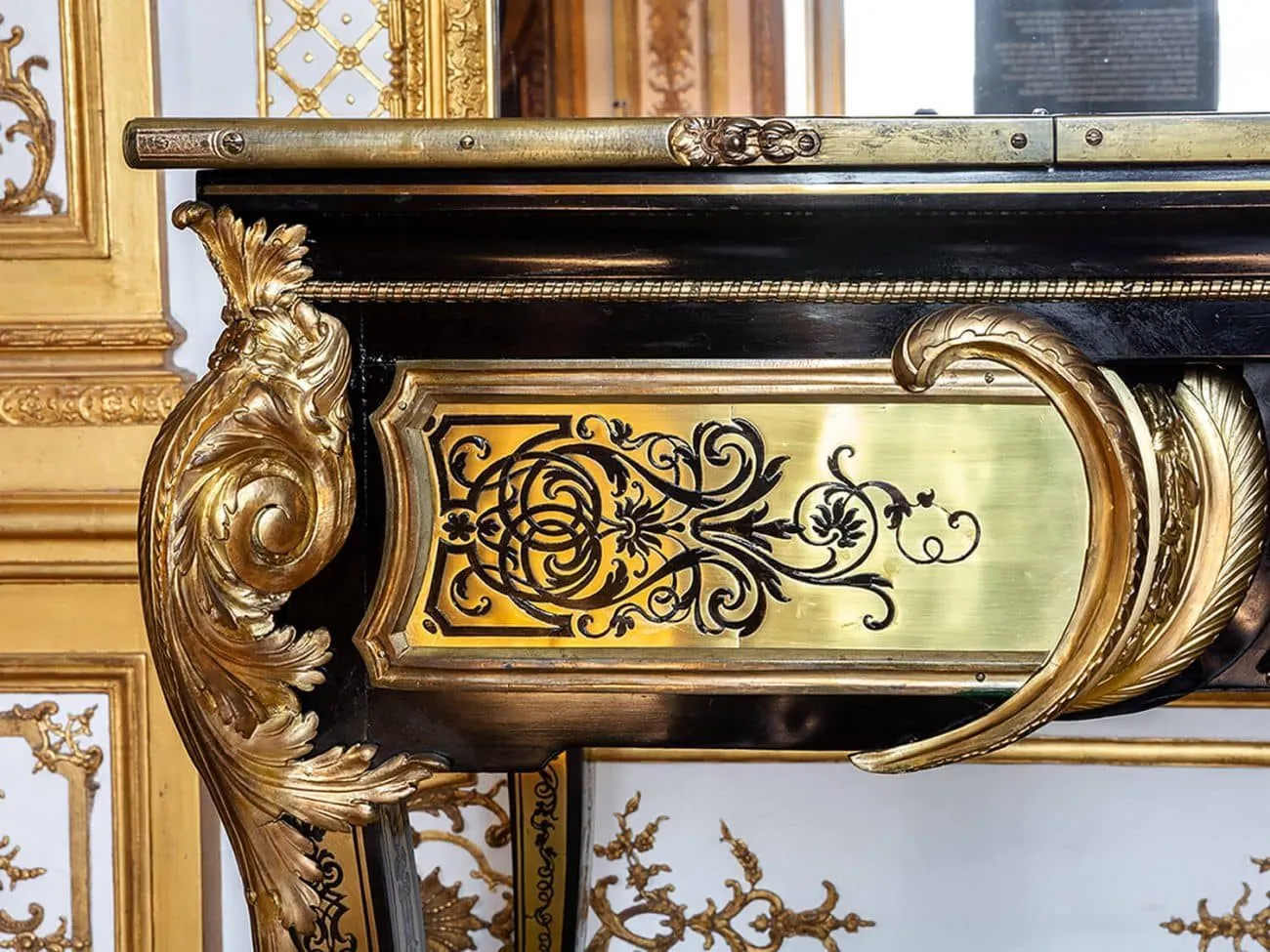 Console en marqueterie Boulle laiton et écaille restaurée