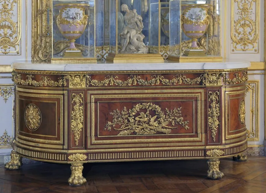 Buffet ancien doré restauré par l'atelier Tissu Ébène